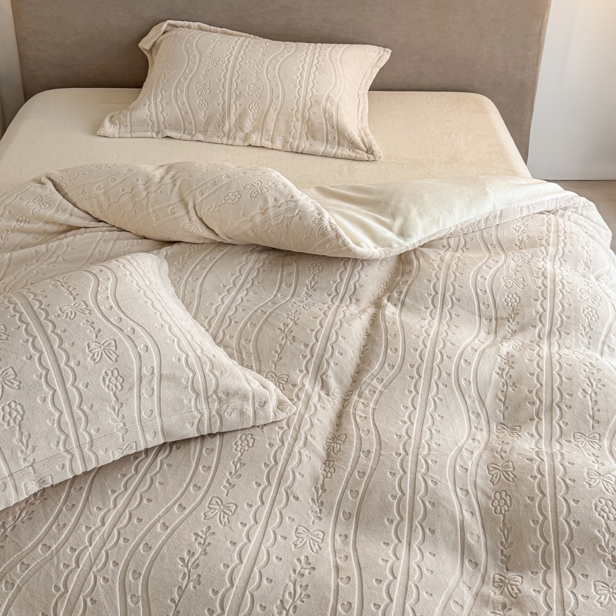 91家纺网 家纺一手货源 找家纺 锦罗绣 2025新款全消光烂花230克牛奶绒四件套 梦幻花园