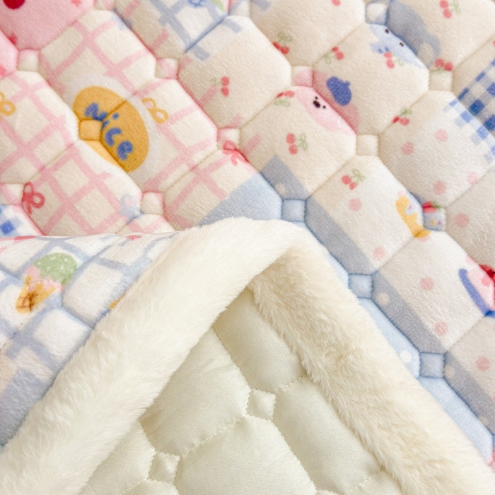 91家纺网 家纺一手货源 找家纺 爱屋及屋 2025新款牛奶绒印花床垫-大床款 快乐萌宠