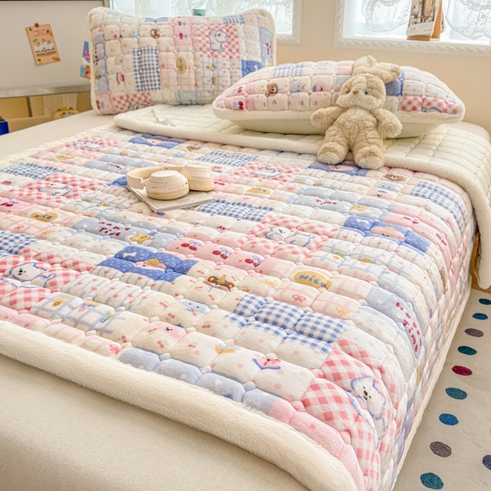 91家纺网 家纺一手货源 找家纺 爱屋及屋 2025新款牛奶绒印花床垫-大床款 快乐萌宠