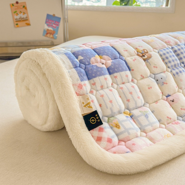 91家纺网 家纺一手货源 找家纺 爱屋及屋 2025新款牛奶绒印花床垫-大床款 快乐萌宠