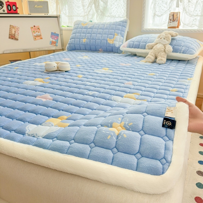 爱屋及屋 2025新款牛奶绒印花床垫-大床款 蓝天白云