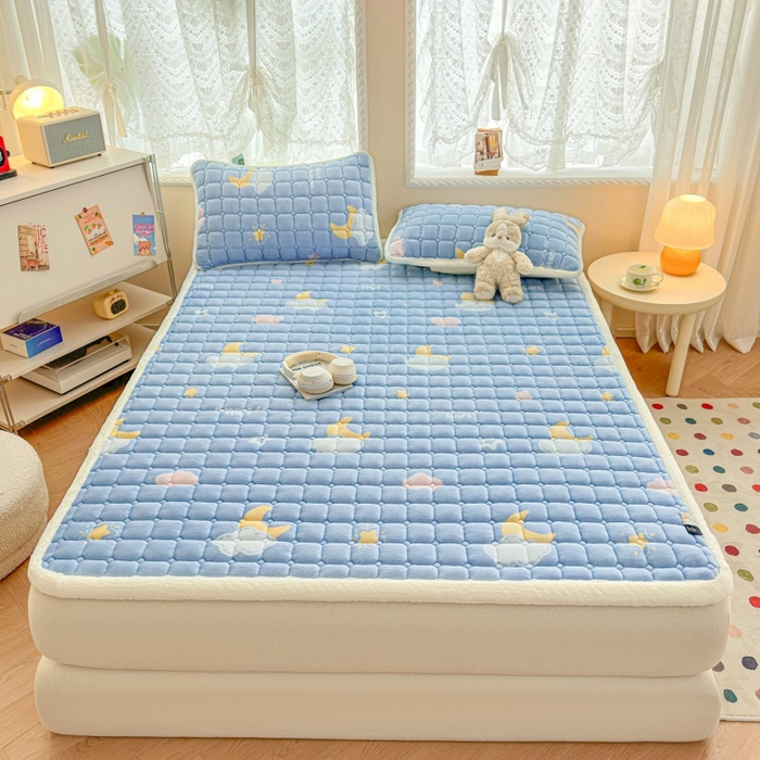 91家纺网 家纺一手货源 找家纺 爱屋及屋 2025新款牛奶绒印花床垫-大床款 蓝天白云