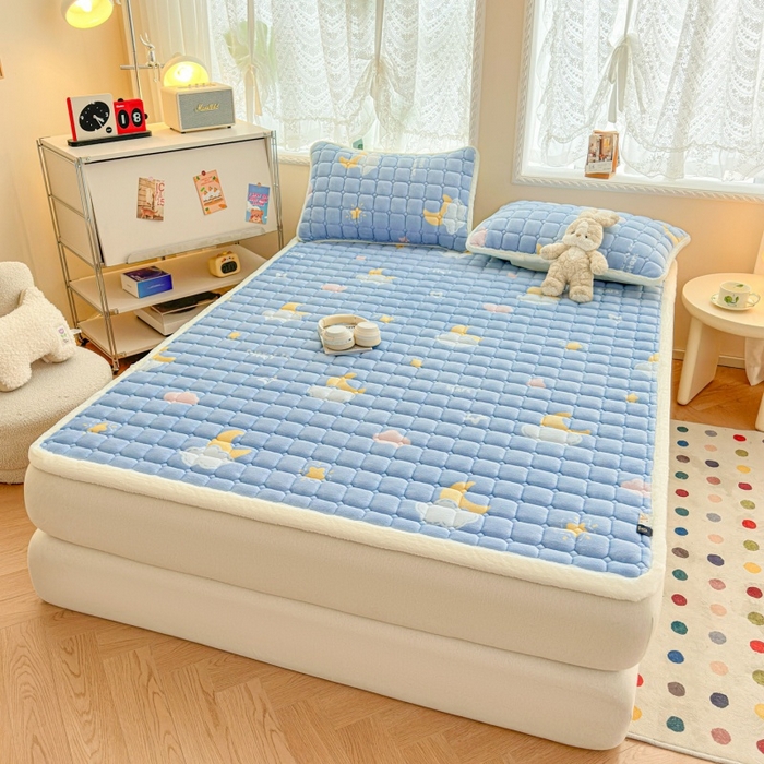 91家纺网 家纺一手货源 找家纺 爱屋及屋 2025新款牛奶绒印花床垫-大床款 蓝天白云