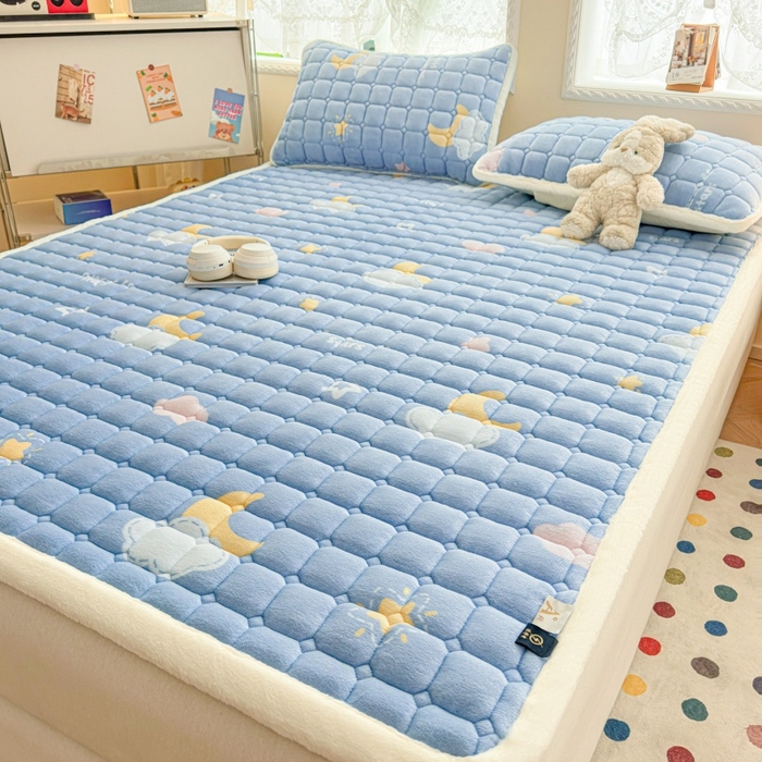 91家纺网 家纺一手货源 找家纺 爱屋及屋 2025新款牛奶绒印花床垫-大床款 蓝天白云