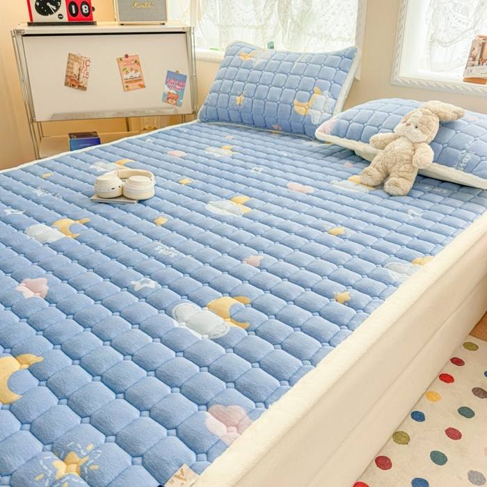 91家纺网 家纺一手货源 找家纺 爱屋及屋 2025新款牛奶绒印花床垫-大床款 蓝天白云