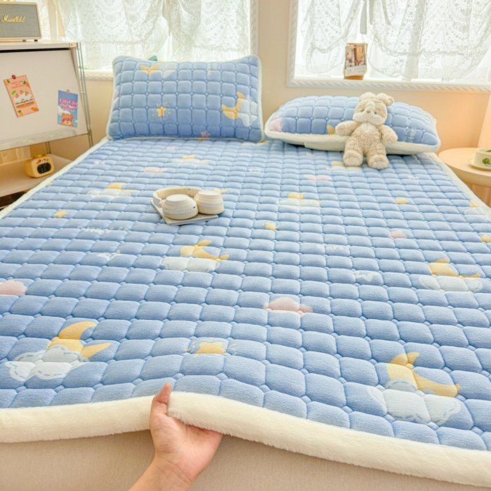 91家纺网 家纺一手货源 找家纺 爱屋及屋 2025新款牛奶绒印花床垫-大床款 蓝天白云