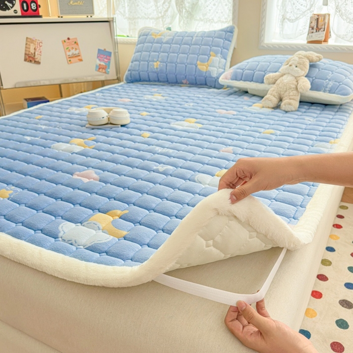 91家纺网 家纺一手货源 找家纺 爱屋及屋 2025新款牛奶绒印花床垫-大床款 蓝天白云