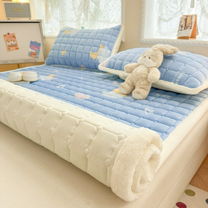 91家纺网 家纺一手货源 找家纺 爱屋及屋 2025新款牛奶绒印花床垫-大床款 蓝天白云