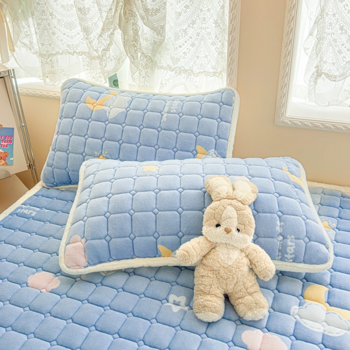 91家纺网 家纺一手货源 找家纺 爱屋及屋 2025新款牛奶绒印花床垫-大床款 蓝天白云