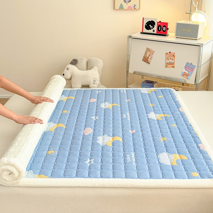 91家纺网 家纺一手货源 找家纺 爱屋及屋 2025新款牛奶绒印花床垫-大床款 蓝天白云