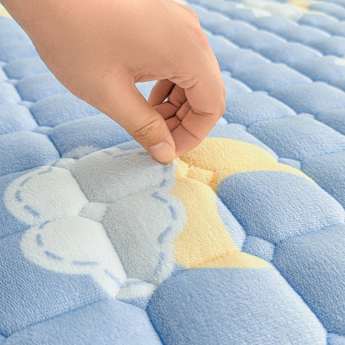 91家纺网 家纺一手货源 找家纺 爱屋及屋 2025新款牛奶绒印花床垫-大床款 蓝天白云