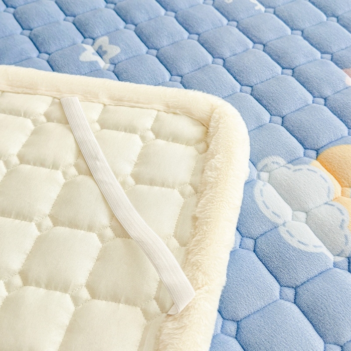 91家纺网 家纺一手货源 找家纺 爱屋及屋 2025新款牛奶绒印花床垫-大床款 蓝天白云