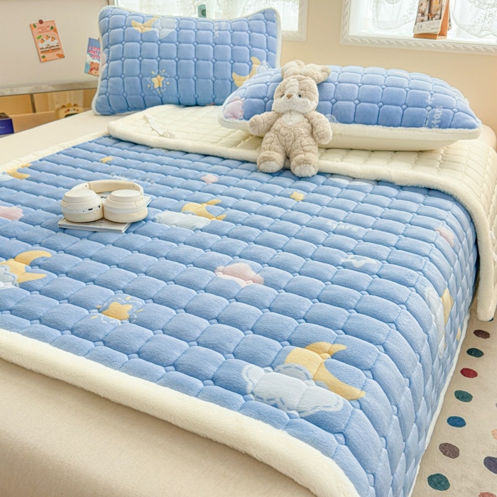 91家纺网 家纺一手货源 找家纺 爱屋及屋 2025新款牛奶绒印花床垫-大床款 蓝天白云