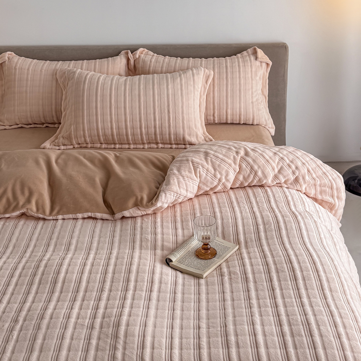 91家纺网 家纺一手货源 找家纺 锦罗绣 2025新款全消光烂花230克牛奶绒四件套 向阳而生