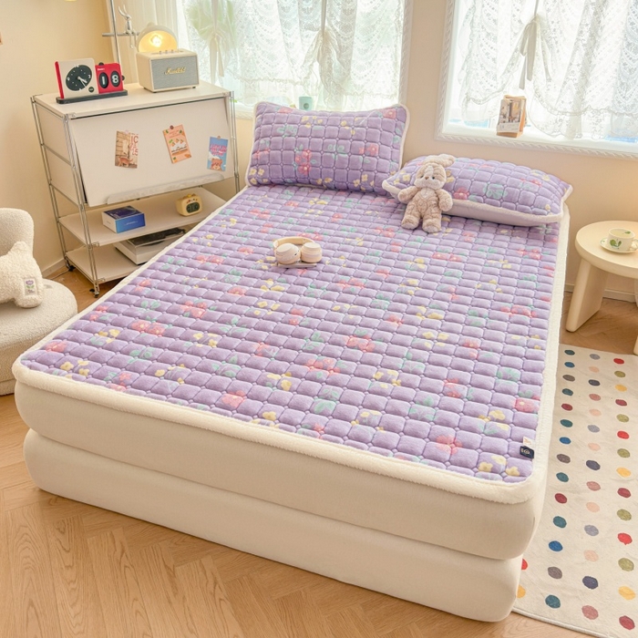 91家纺网 家纺一手货源 找家纺 爱屋及屋 2025新款牛奶绒印花床垫-大床款 浪漫紫苏