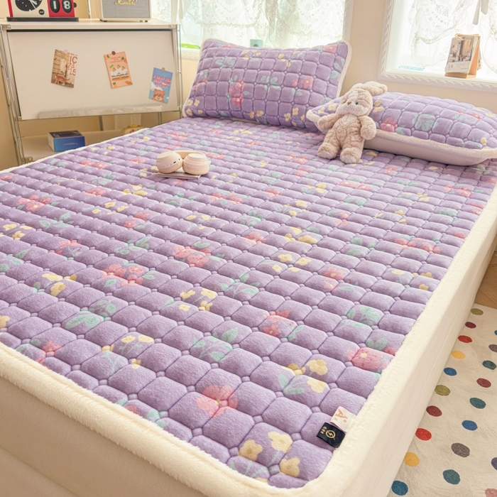 91家纺网 家纺一手货源 找家纺 爱屋及屋 2025新款牛奶绒印花床垫-大床款 浪漫紫苏