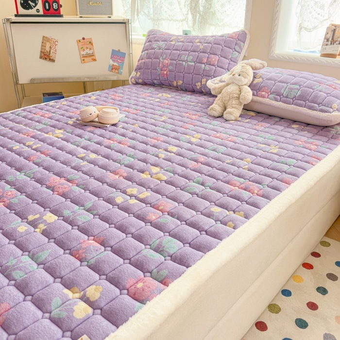 91家纺网 家纺一手货源 找家纺 爱屋及屋 2025新款牛奶绒印花床垫-大床款 浪漫紫苏