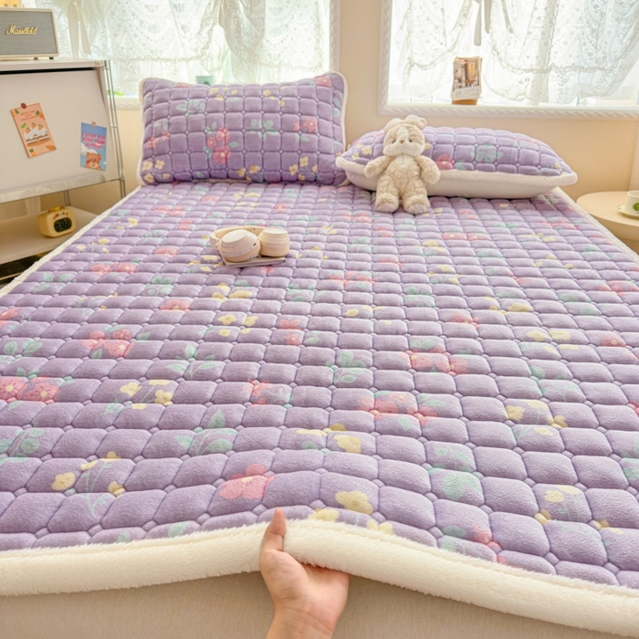 91家纺网 家纺一手货源 找家纺 爱屋及屋 2025新款牛奶绒印花床垫-大床款 浪漫紫苏