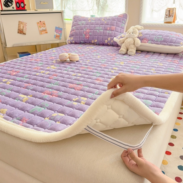 91家纺网 家纺一手货源 找家纺 爱屋及屋 2025新款牛奶绒印花床垫-大床款 浪漫紫苏