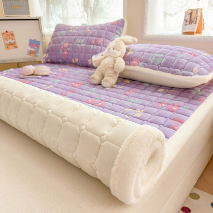 91家纺网 家纺一手货源 找家纺 爱屋及屋 2025新款牛奶绒印花床垫-大床款 浪漫紫苏
