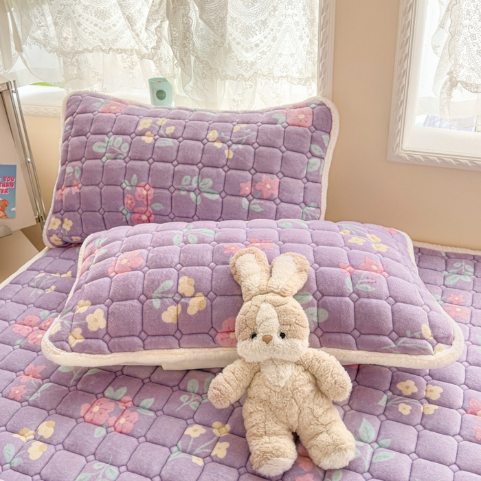 91家纺网 家纺一手货源 找家纺 爱屋及屋 2025新款牛奶绒印花床垫-大床款 浪漫紫苏