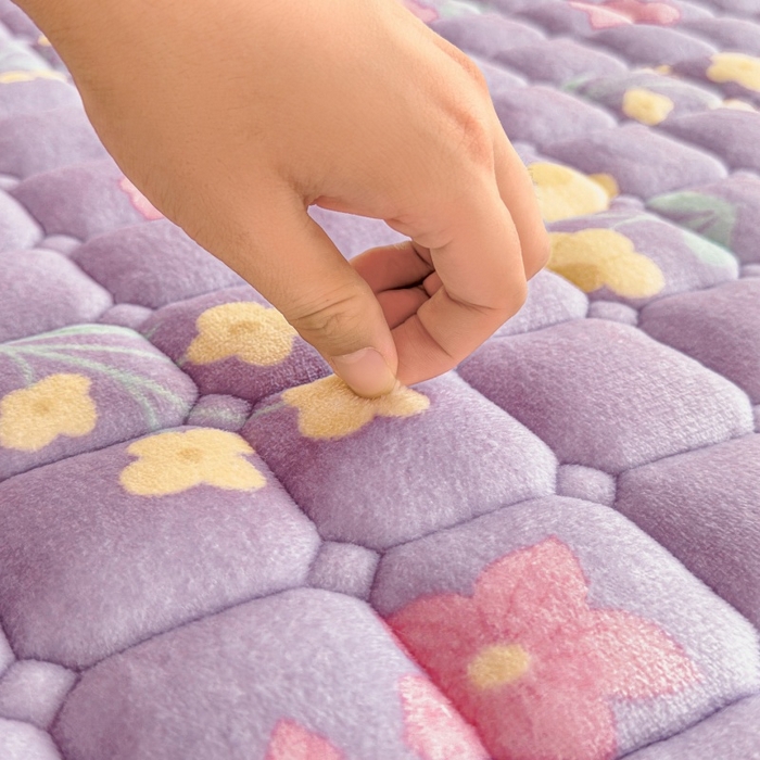 91家纺网 家纺一手货源 找家纺 爱屋及屋 2025新款牛奶绒印花床垫-大床款 浪漫紫苏