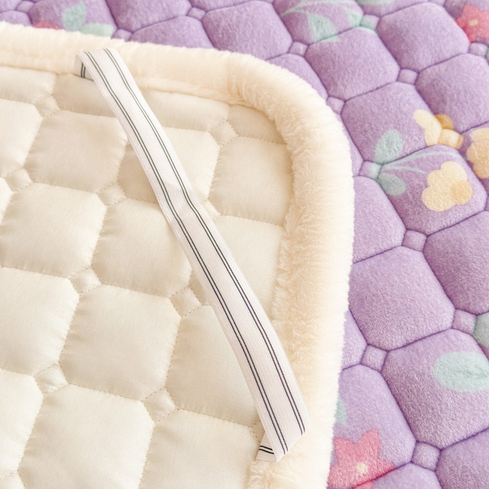 91家纺网 家纺一手货源 找家纺 爱屋及屋 2025新款牛奶绒印花床垫-大床款 浪漫紫苏