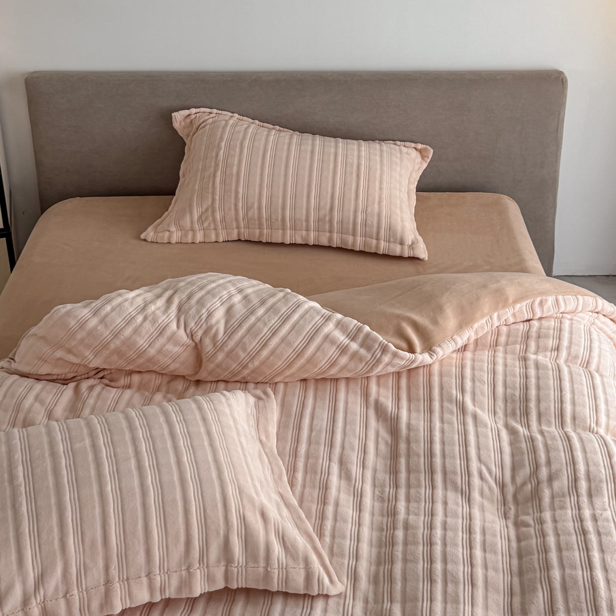 91家纺网 家纺一手货源 找家纺 锦罗绣 2025新款全消光烂花230克牛奶绒四件套 向阳而生