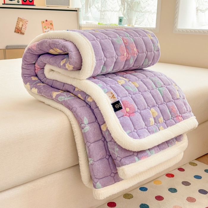 91家纺网 家纺一手货源 找家纺 爱屋及屋 2025新款牛奶绒印花床垫-大床款 浪漫紫苏