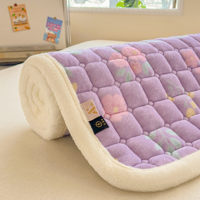 91家纺网 家纺一手货源 找家纺 爱屋及屋 2025新款牛奶绒印花床垫-大床款 浪漫紫苏