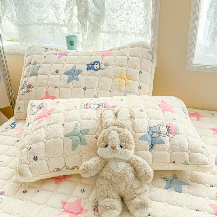 91家纺网 家纺一手货源 找家纺 爱屋及屋 2025新款牛奶绒印花床垫-大床款 萌萌布布