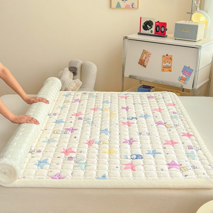 91家纺网 家纺一手货源 找家纺 爱屋及屋 2025新款牛奶绒印花床垫-大床款 萌萌布布