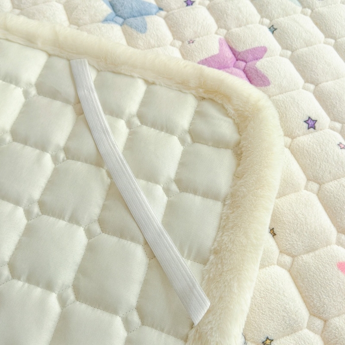 91家纺网 家纺一手货源 找家纺 爱屋及屋 2025新款牛奶绒印花床垫-大床款 萌萌布布