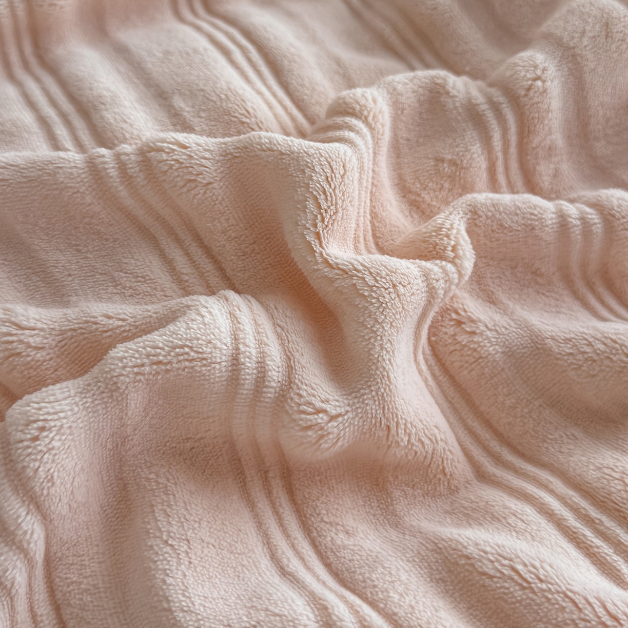 91家纺网 家纺一手货源 找家纺 锦罗绣 2025新款全消光烂花230克牛奶绒四件套 向阳而生