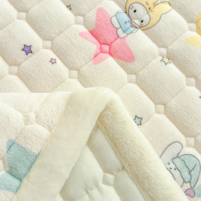 91家纺网 家纺一手货源 找家纺 爱屋及屋 2025新款牛奶绒印花床垫-大床款 萌萌布布