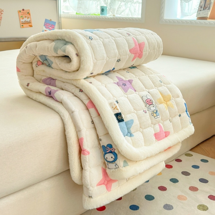 91家纺网 家纺一手货源 找家纺 爱屋及屋 2025新款牛奶绒印花床垫-大床款 萌萌布布