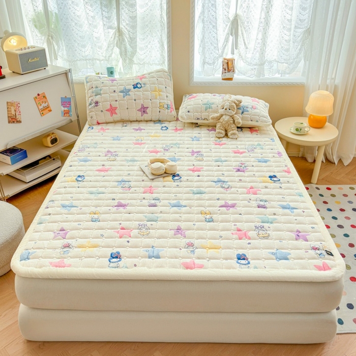 91家纺网 家纺一手货源 找家纺 爱屋及屋 2025新款牛奶绒印花床垫-大床款 萌萌布布