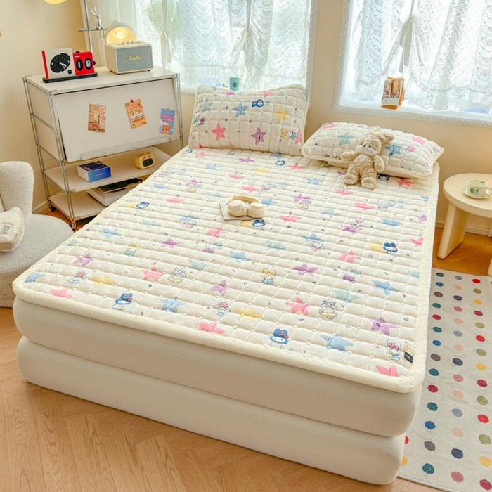 91家纺网 家纺一手货源 找家纺 爱屋及屋 2025新款牛奶绒印花床垫-大床款 萌萌布布