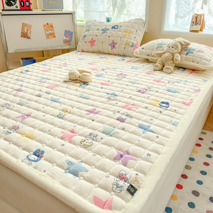 91家纺网 家纺一手货源 找家纺 爱屋及屋 2025新款牛奶绒印花床垫-大床款 萌萌布布