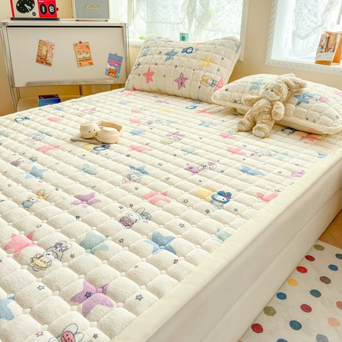 91家纺网 家纺一手货源 找家纺 爱屋及屋 2025新款牛奶绒印花床垫-大床款 萌萌布布