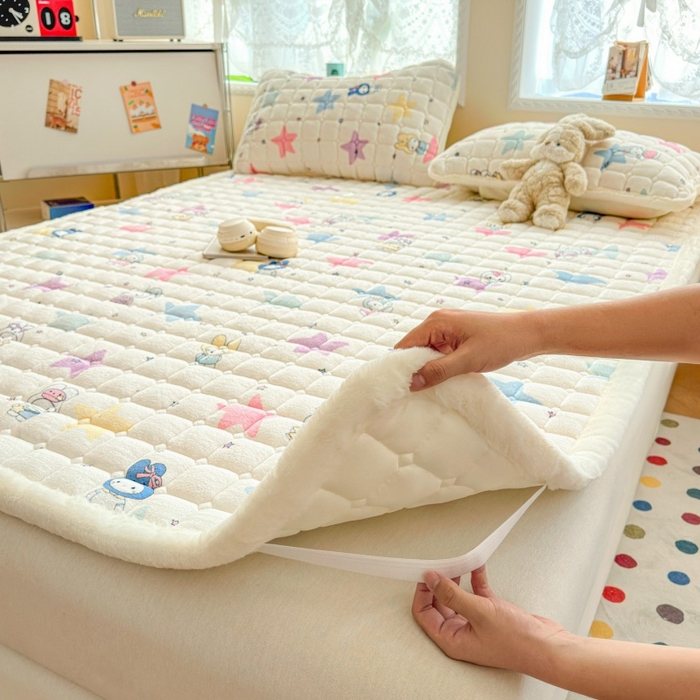 91家纺网 家纺一手货源 找家纺 爱屋及屋 2025新款牛奶绒印花床垫-大床款 萌萌布布