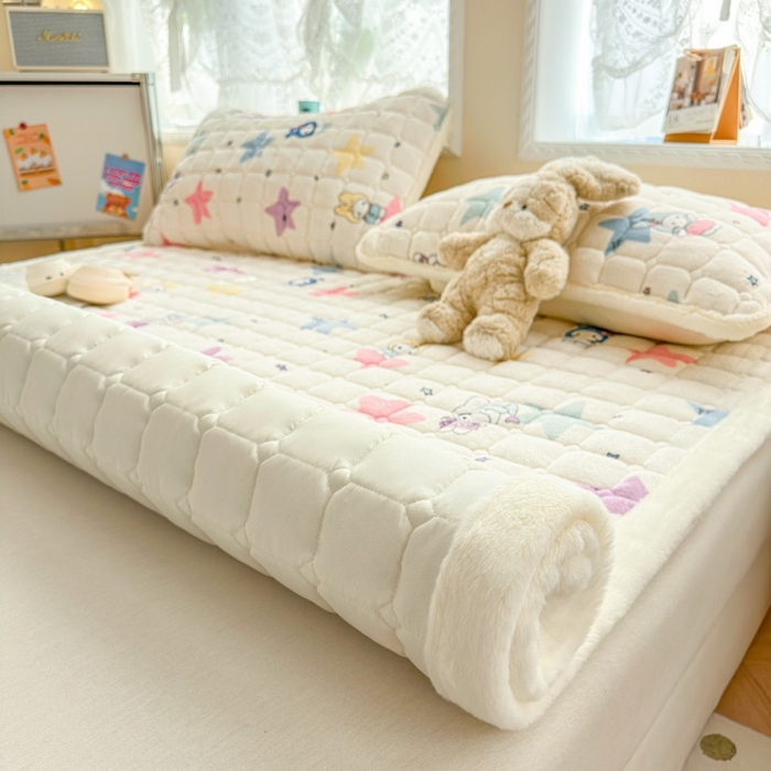 91家纺网 家纺一手货源 找家纺 爱屋及屋 2025新款牛奶绒印花床垫-大床款 萌萌布布