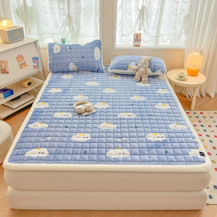 91家纺网 家纺一手货源 找家纺 爱屋及屋 2025新款牛奶绒印花床垫-大床款 萌萌云朵