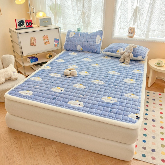 91家纺网 家纺一手货源 找家纺 爱屋及屋 2025新款牛奶绒印花床垫-大床款 萌萌云朵