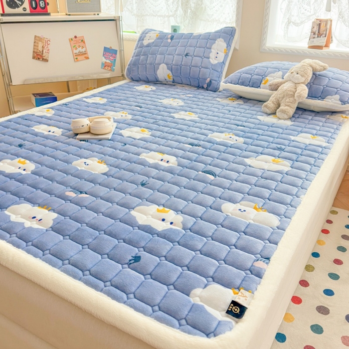 91家纺网 家纺一手货源 找家纺 爱屋及屋 2025新款牛奶绒印花床垫-大床款 萌萌云朵