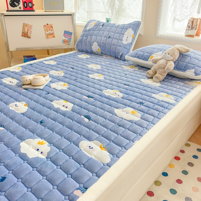 91家纺网 家纺一手货源 找家纺 爱屋及屋 2025新款牛奶绒印花床垫-大床款 萌萌云朵