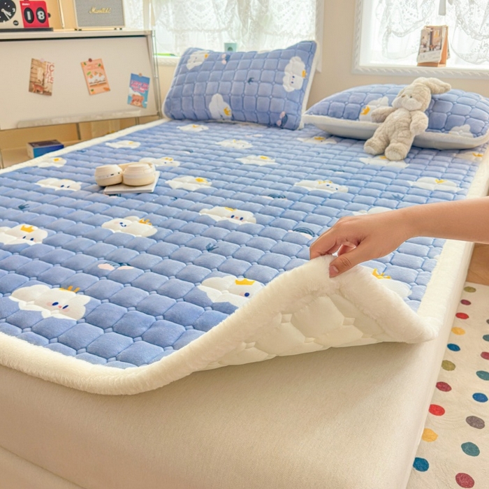 91家纺网 家纺一手货源 找家纺 爱屋及屋 2025新款牛奶绒印花床垫-大床款 萌萌云朵