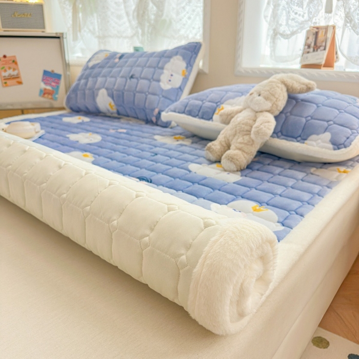 91家纺网 家纺一手货源 找家纺 爱屋及屋 2025新款牛奶绒印花床垫-大床款 萌萌云朵