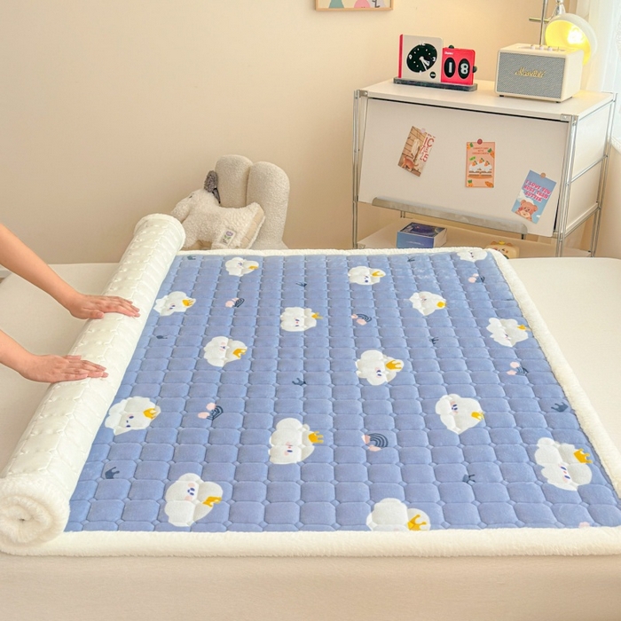 91家纺网 家纺一手货源 找家纺 爱屋及屋 2025新款牛奶绒印花床垫-大床款 萌萌云朵