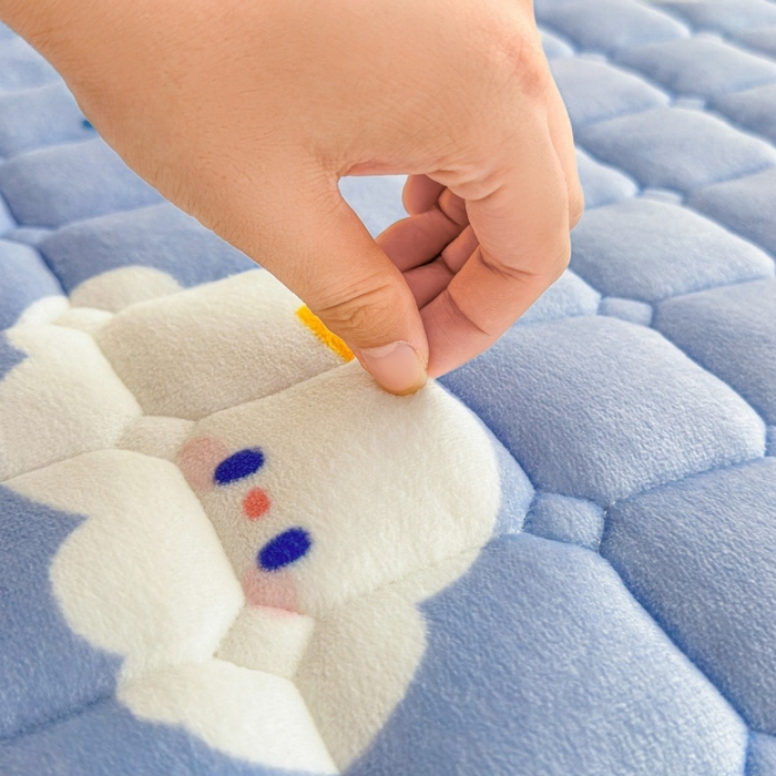 91家纺网 家纺一手货源 找家纺 爱屋及屋 2025新款牛奶绒印花床垫-大床款 萌萌云朵